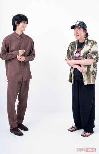 松坂桃李（左）と古田新太（右）  撮影／高梨俊浩