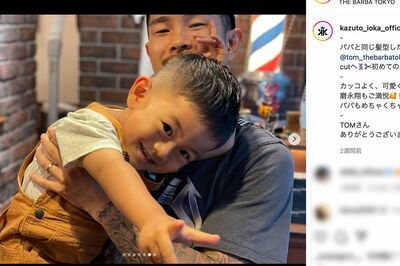 長男・磨永翔（まなと）くんと写真に収まる井岡一翔選手（公式インスタグラムより）