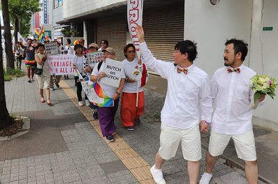 四国で初めて行われたプライドパレードにも手をつないで参加した。※写真提供：田中さん