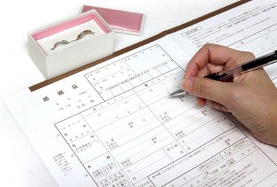 「友人関係に当てはめたらゾッとする」作家・王谷晶が結婚というシステムに抗う理由