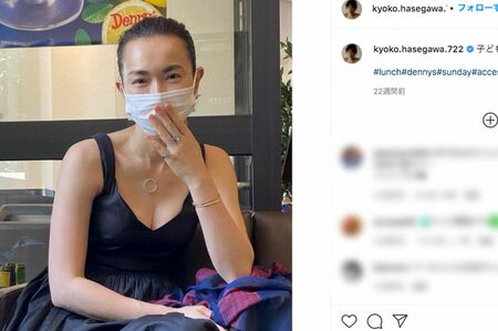 ファミレスでも大胆に胸元を露出する長谷川京子（本人のインスタグラムより）