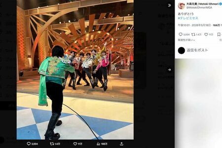 『テレビ×ミセス』でM!LKとのコラボパフォーマンスを披露したMrs.GREENAPPLEの大森元貴（写真手前）。厚底ブーツ着用が話題に（本人のXより）