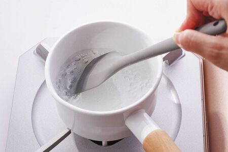 作り方（２）　溶かしてから火をつけ、たえず混ぜながら強火で透明になるまで練る　撮影／廣瀬靖士