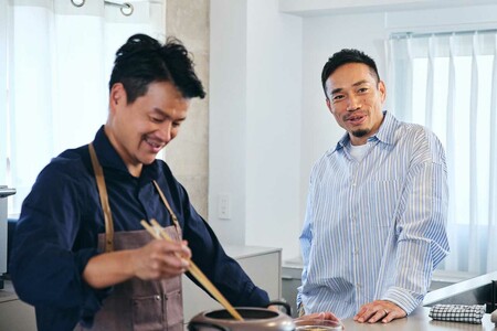 長友佑都選手と仲良く話しながら料理をする、専属シェフ加藤超也さん（左）。撮影/鈴木泰介