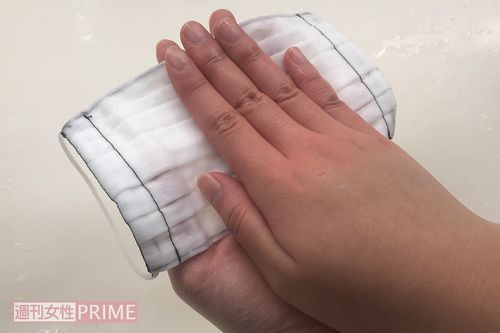(3)手のひらにとって押し、水けをきる。