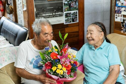 仲良し夫婦で有名だった孝全さんと吉子さん。孝全さんは、口数は少ないけれどやさしくて、働き者だったそう（「南の島のおばーと孫」インスタグラムより）