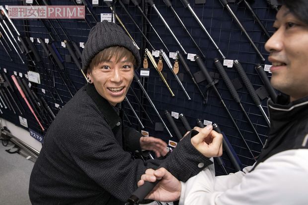 警棒で押さえ込まれちゃった！　動けない！