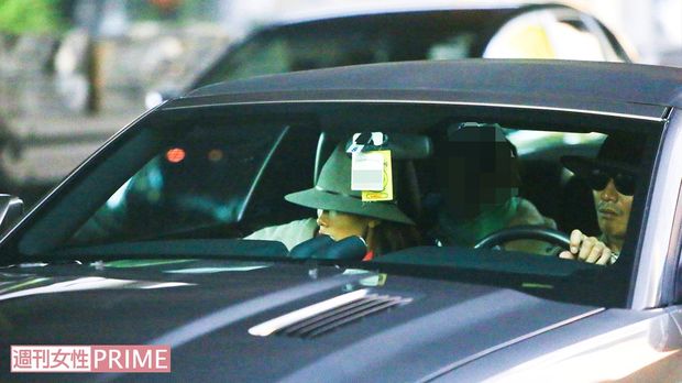 車を運転する木村拓哉、助手席にはハットを深くかぶっている工藤静香