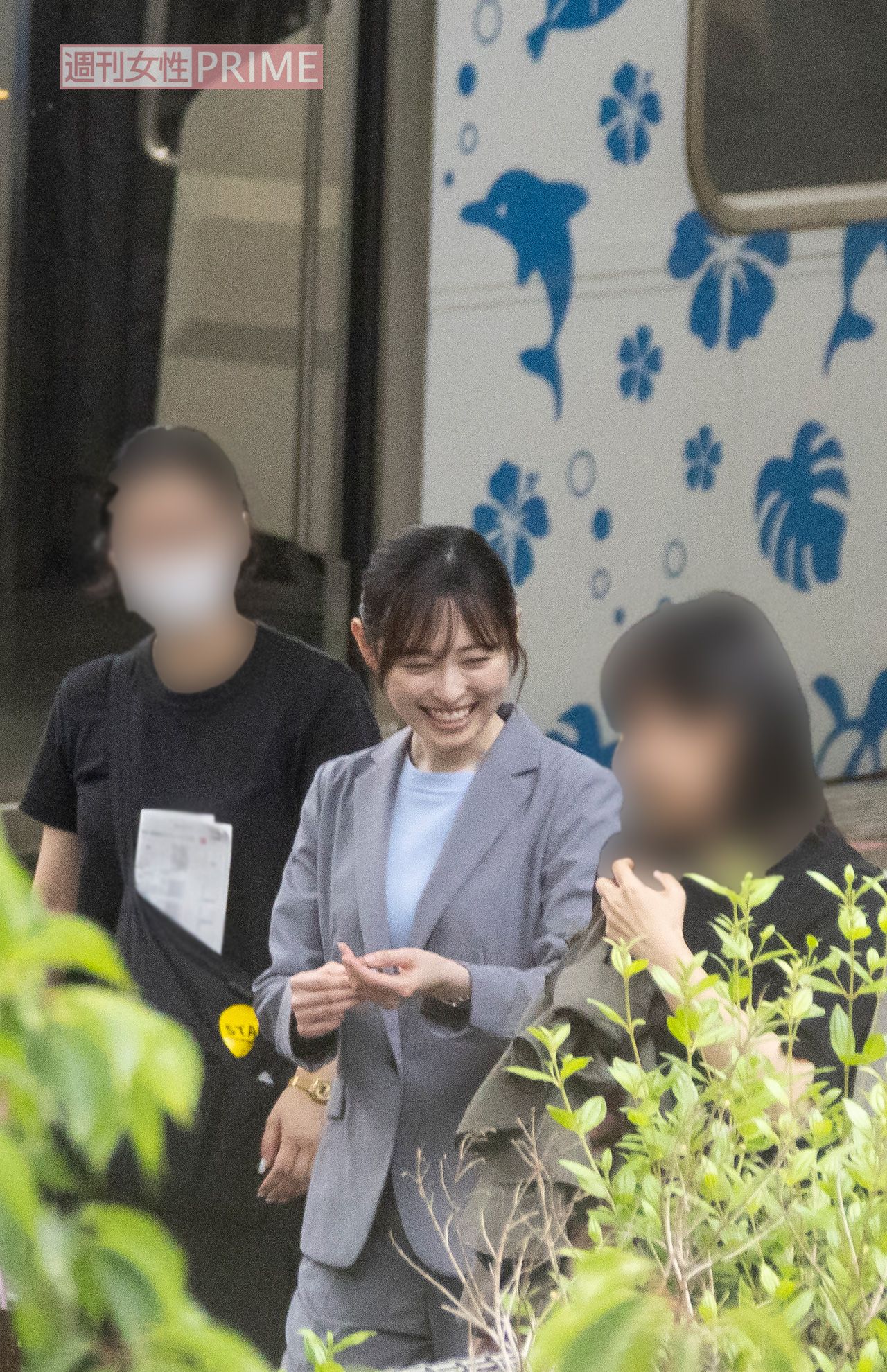 2025年6月中旬、駅のホームで痴漢を撃退するシーンを撮り終え、笑顔で現場を離れる福原遥