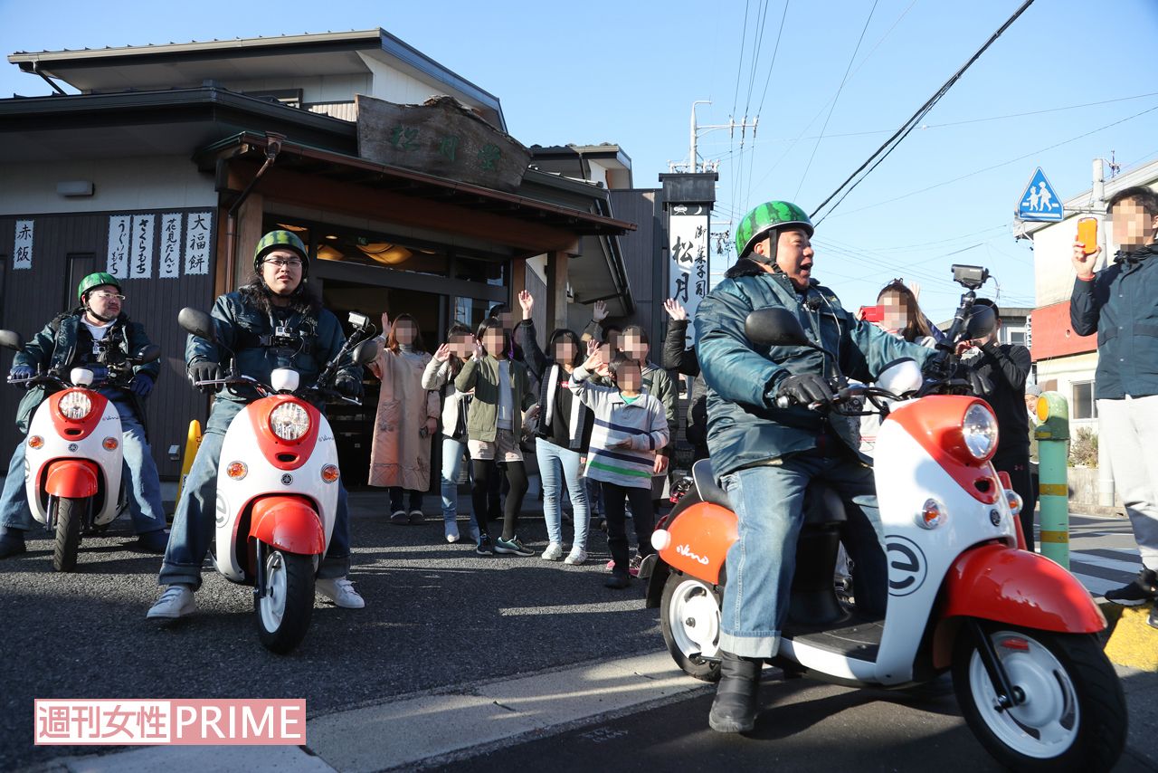 【15】16:45　和菓子店で購入した人に写真＆サインのサービスを終えた3人は再び出発！　撮影／斎藤周造