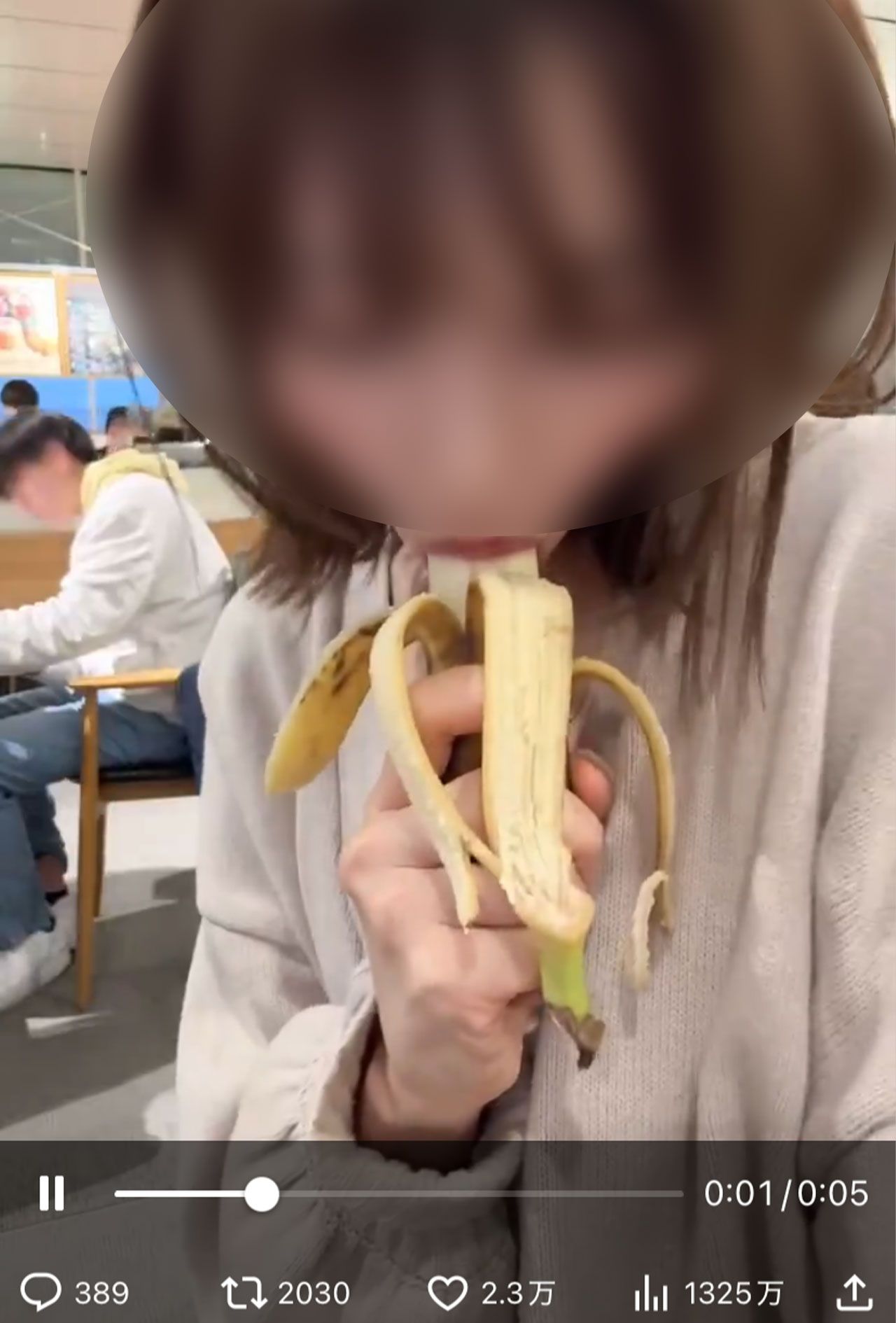 コーヒーショップと見られる店内で撮影されたショート動画