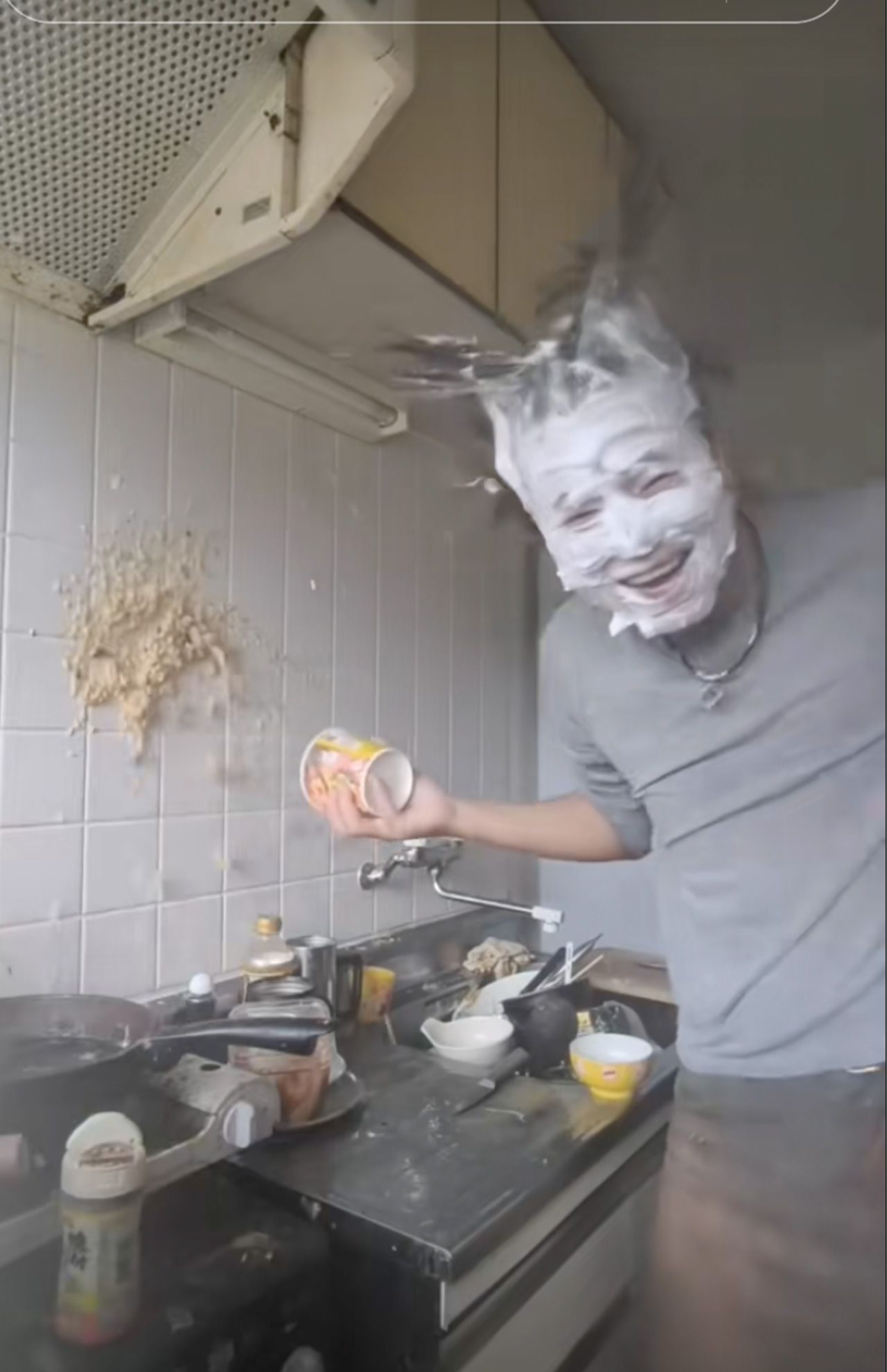 インスタント食品を壁にぶちまける新西悠太容疑者。TikTokには食べ物を粗末にするような動画が多く投稿されていた