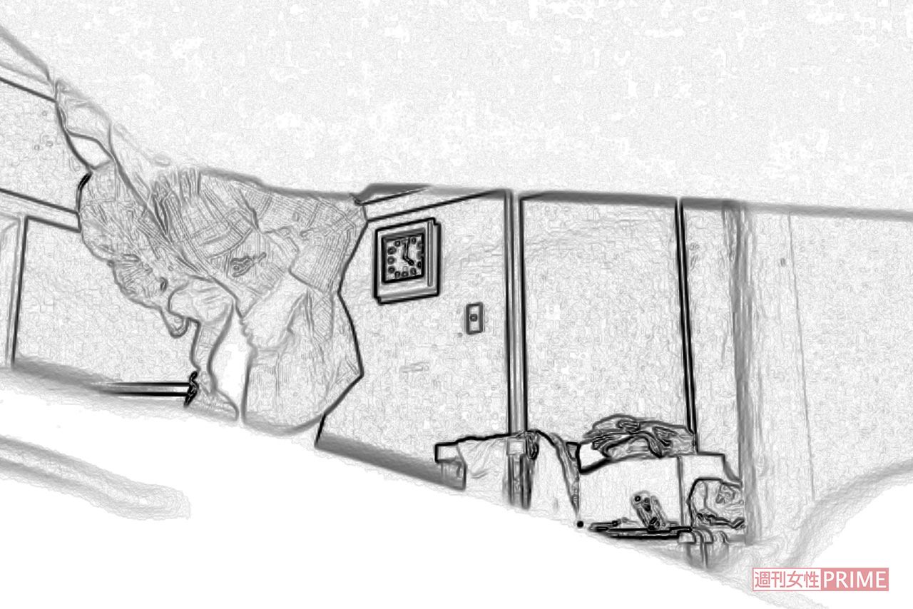 隠しカメラに気づいていない女性出演者は、衣装に着替えるため下着姿に。鏡を見てブラジャーの位置を調整