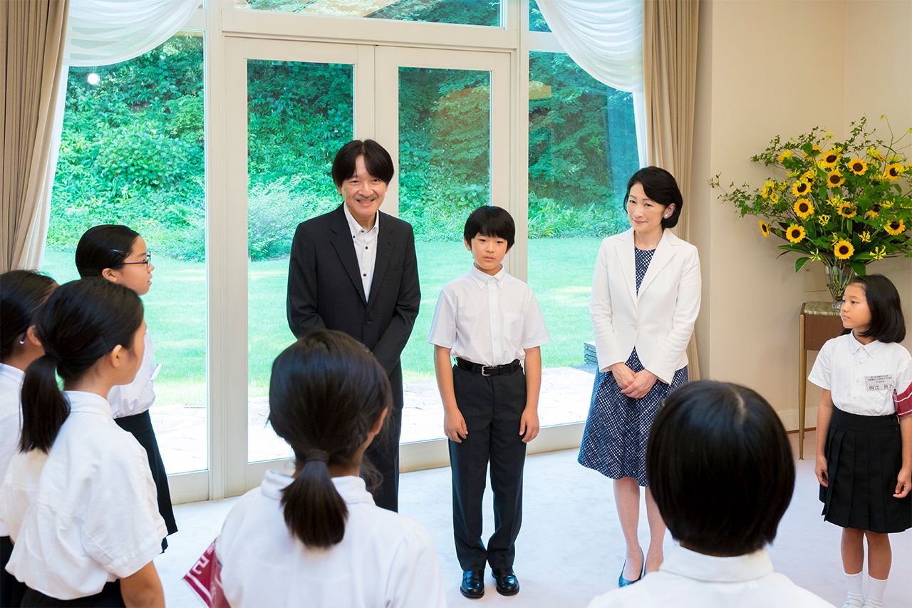 悠仁さまは上皇ご夫妻から代々受け継がれた沖縄・函館からの豆記者との交流を（7月31日）