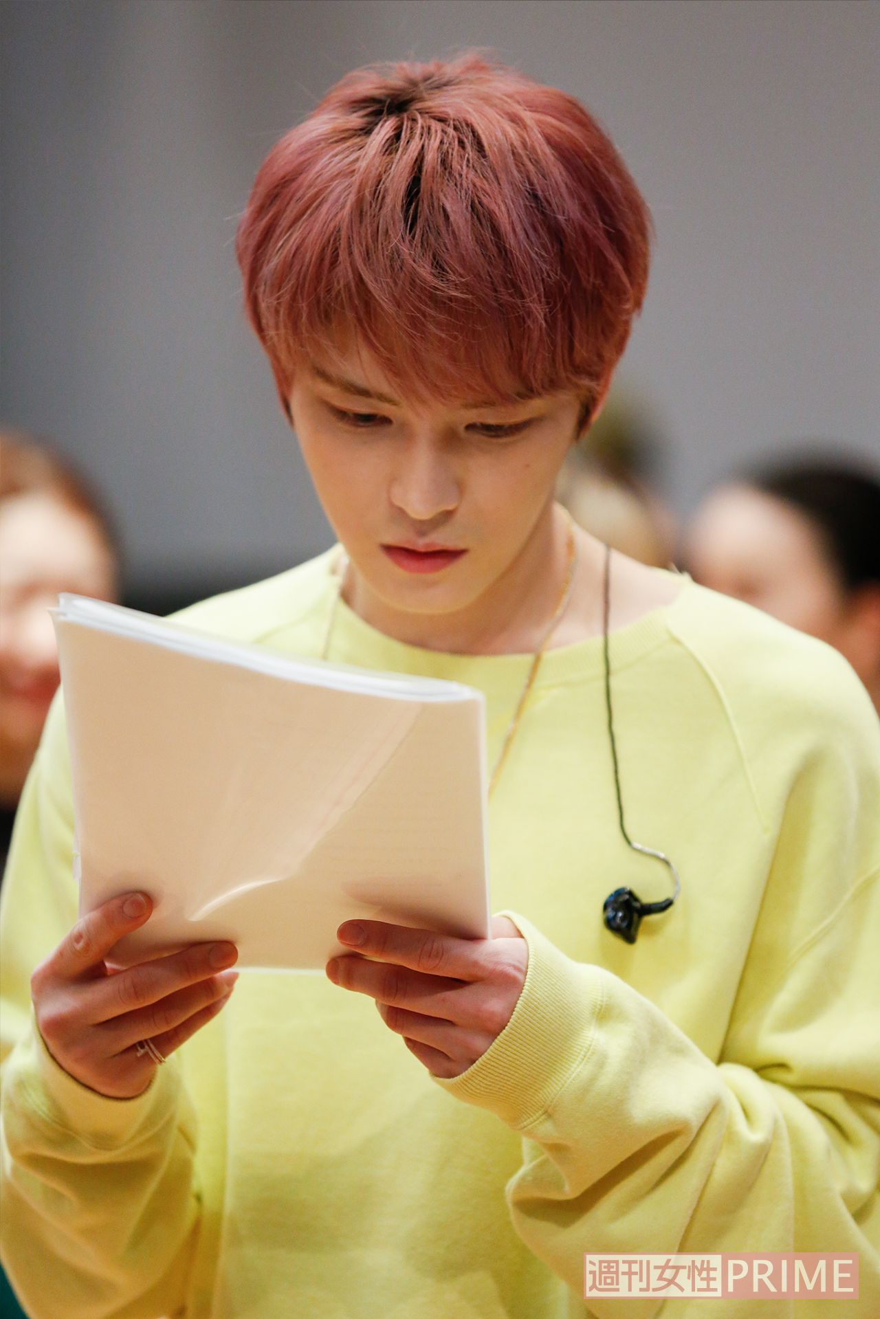 セットリストを真剣な表情でチェック　撮影／森田晃博