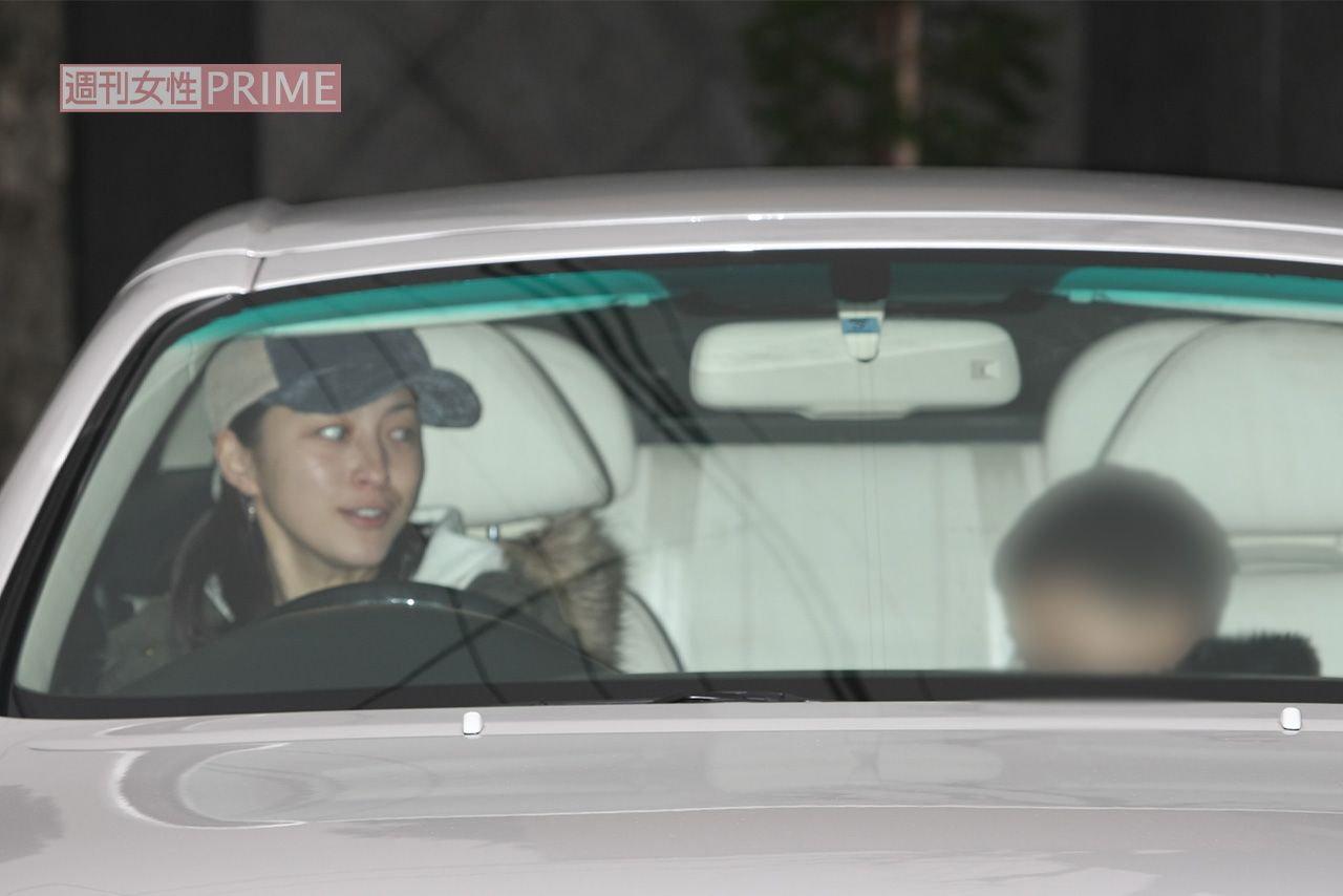 長男を助手席に乗せてハンドルを握る広末涼子（2009年）