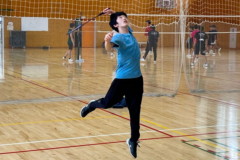 筑波大学附属高校時代からバドミントンに打ち込まれた悠仁さま。経験者らしい確かな腕前だという（宮内庁提供写真）