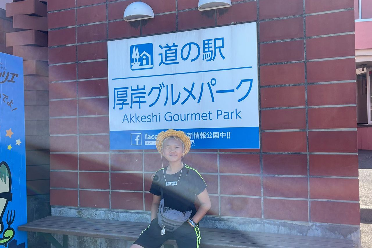 車を降りる気力もなかったのか車内から記念撮影を行うゆたぼん親子j