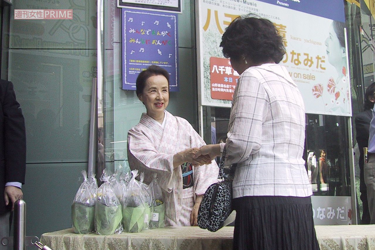 2003年9月、朗読CD『きりんのなみだ』発売記念握手会でファンと触れ合う八千草薫さん