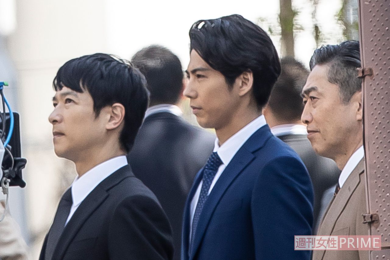 『半沢直樹』撮影現場（左から）堺雅人、賀来賢人、池田成志