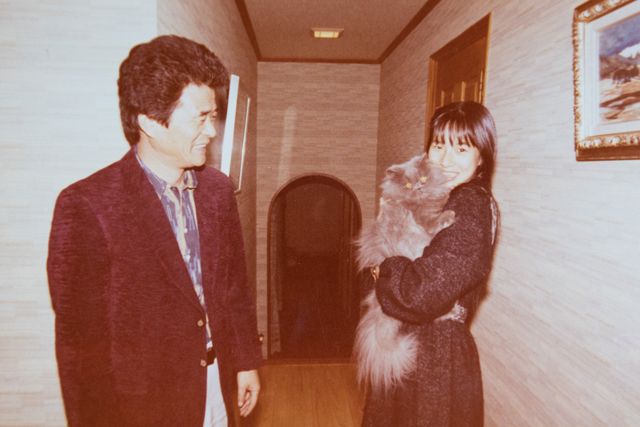 父とペットの猫と（高校生のとき自宅にて）