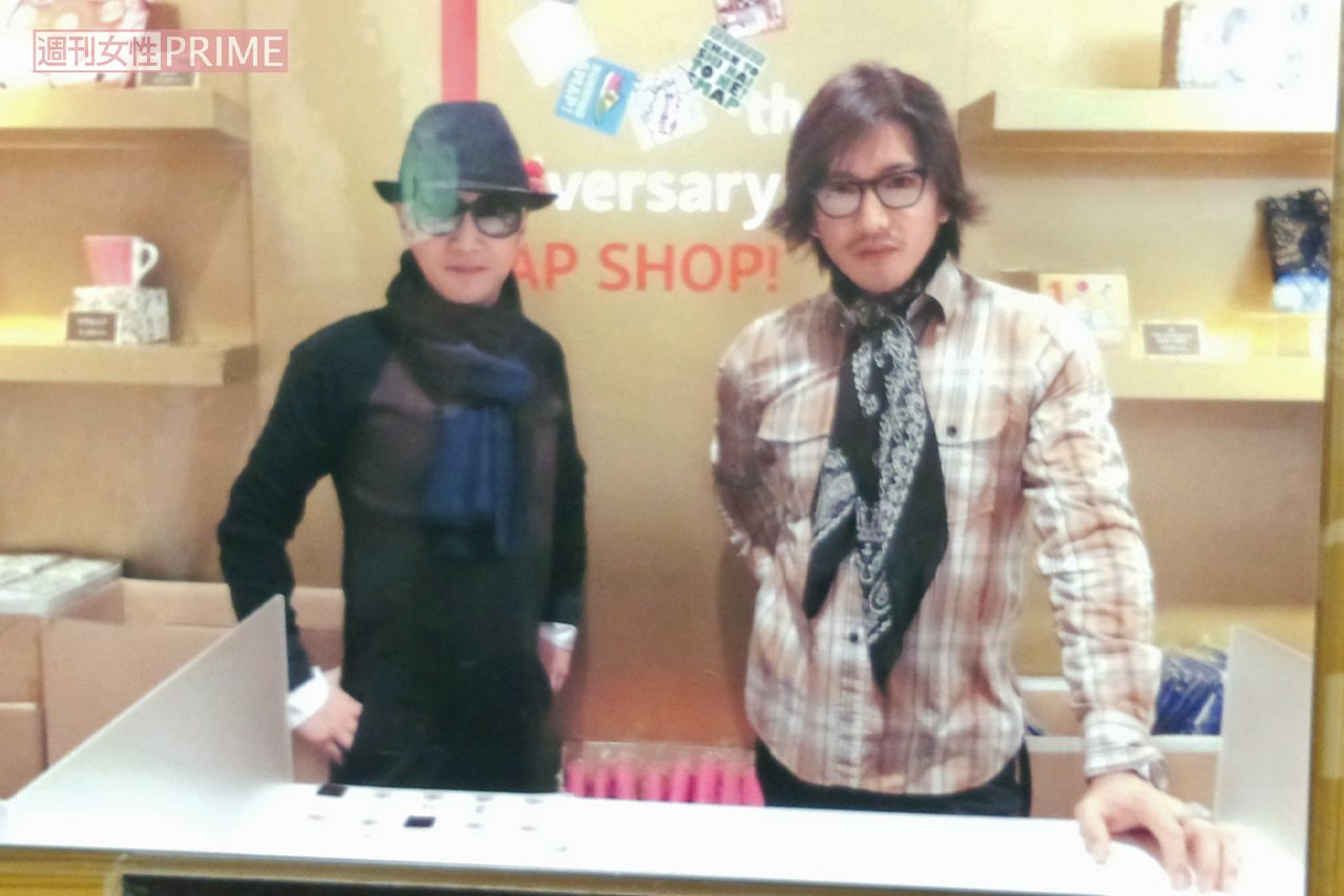 中居正広と木村拓哉（2015年末、SMAP SHOPにて）