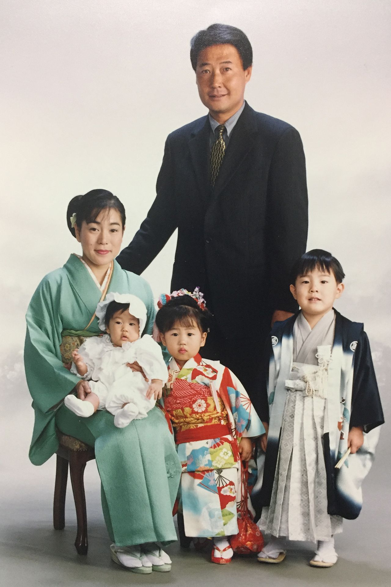 長男長女の七五三。1男2女に恵まれたが、出産当日まで店頭に立ち続けるなど懸命に働いてきた