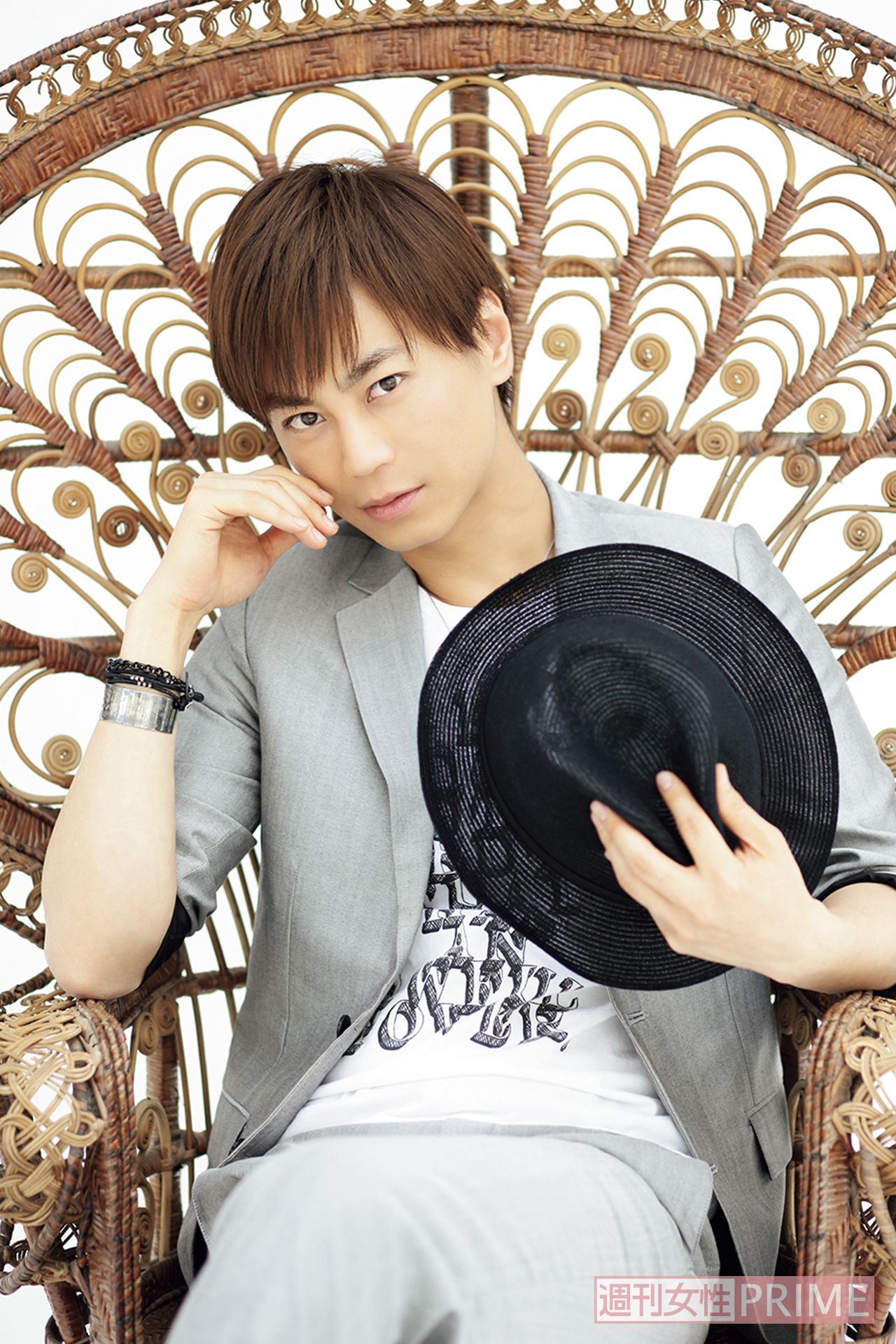 '12年3月。『櫻』をリリース。「最近、表現者として楽器に触れることは大切だと思い、ギターを買って練習しています。また、デザインや書道や陶芸にも興味を持ち、何が自分に合うのか模索中です」　撮影／廣瀬靖士、本誌写真班