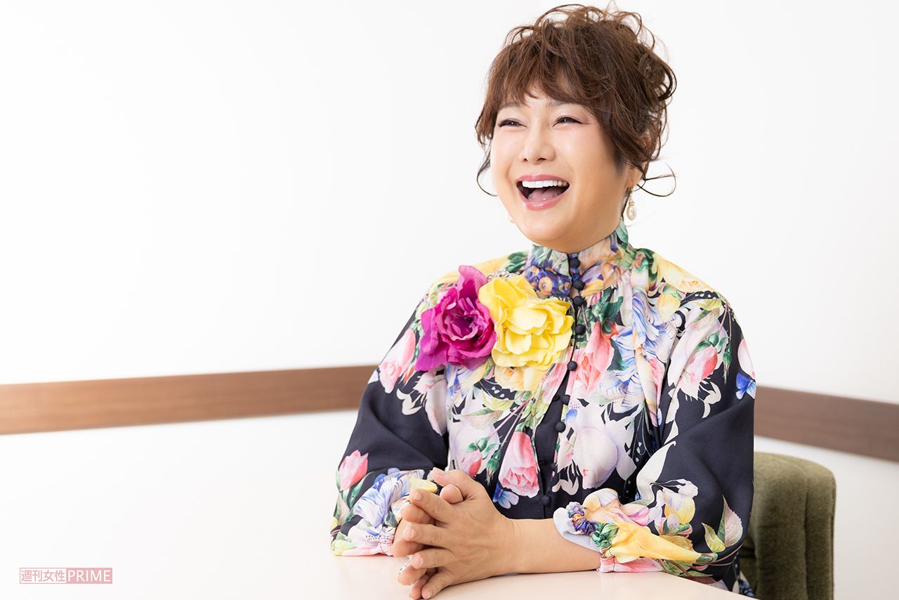 「苦しんでいた当時の大西賢治に伝えたい。〝絶対死んだらあかん!　たくさんの人たちに生かしてもらえる日がくるよ〟って!」と笑顔を見せるはるなさん（撮影／矢島泰輔）