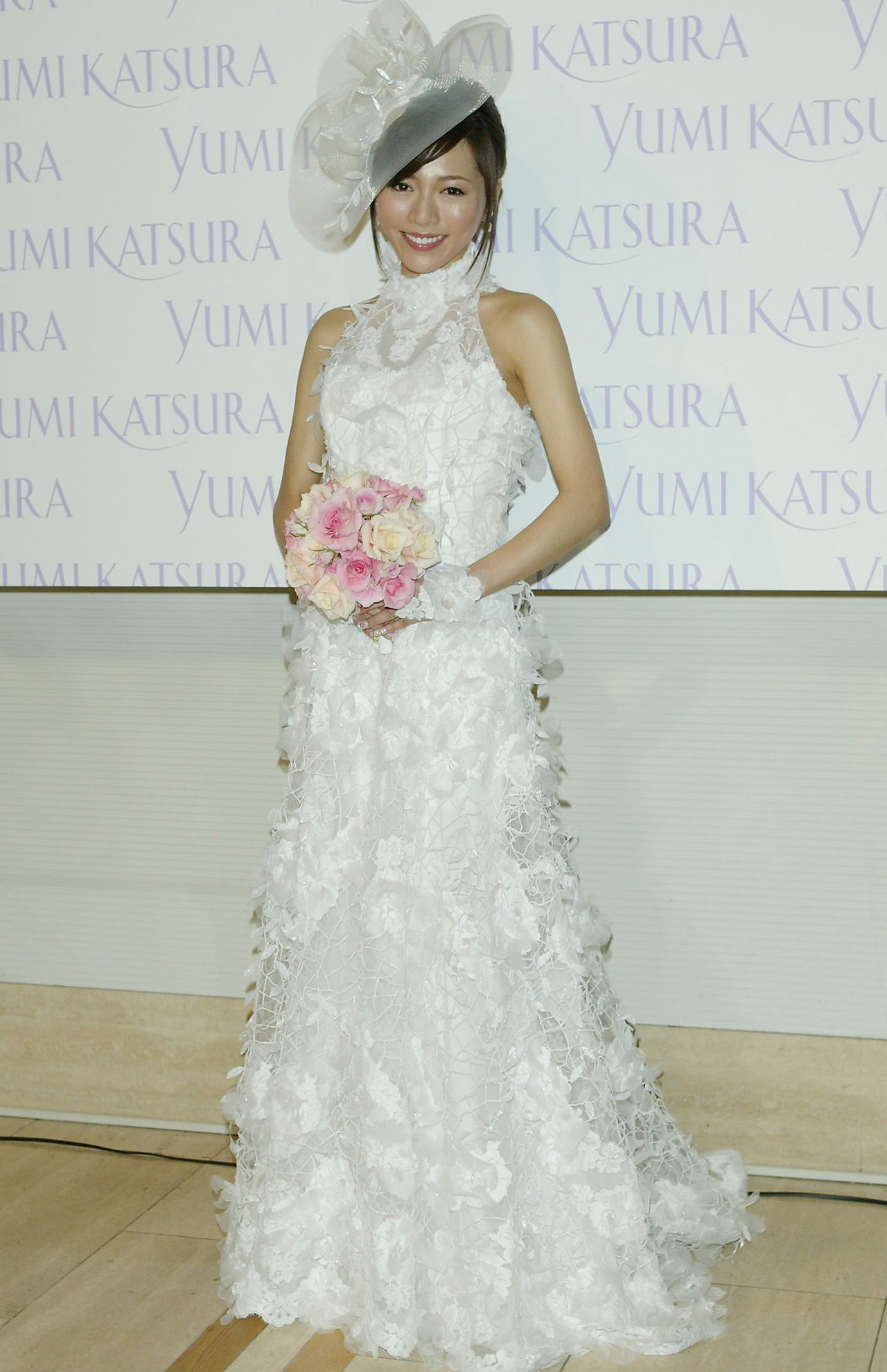 2004年のYUMI KATSURA　パリコレ記者会見での釈由美子