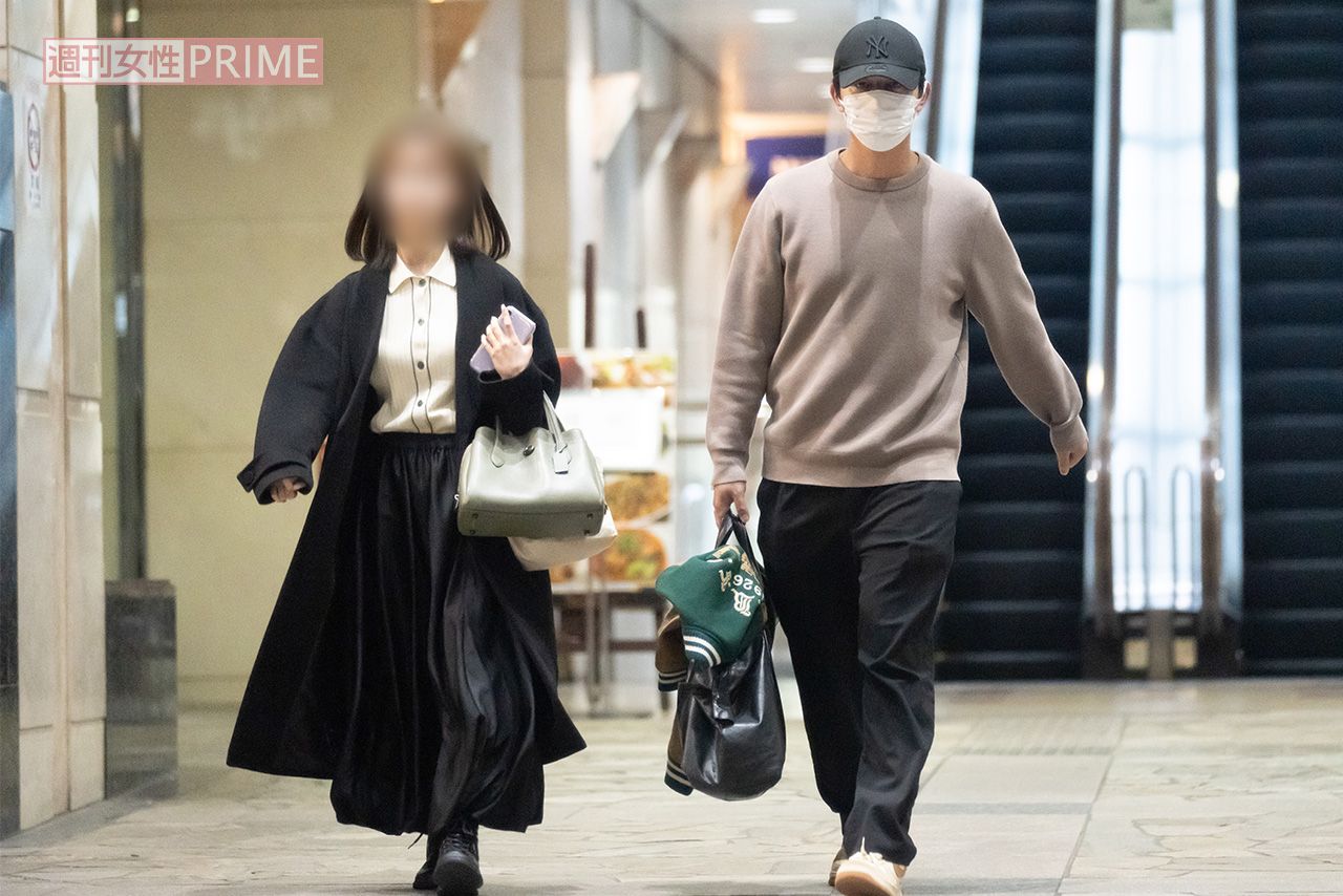 2024年12月初旬、彼女の手には工藤阿須加から贈られたプレゼントがしっかり握られている。焼き肉を楽しんだ2人は恵比寿の街へ……