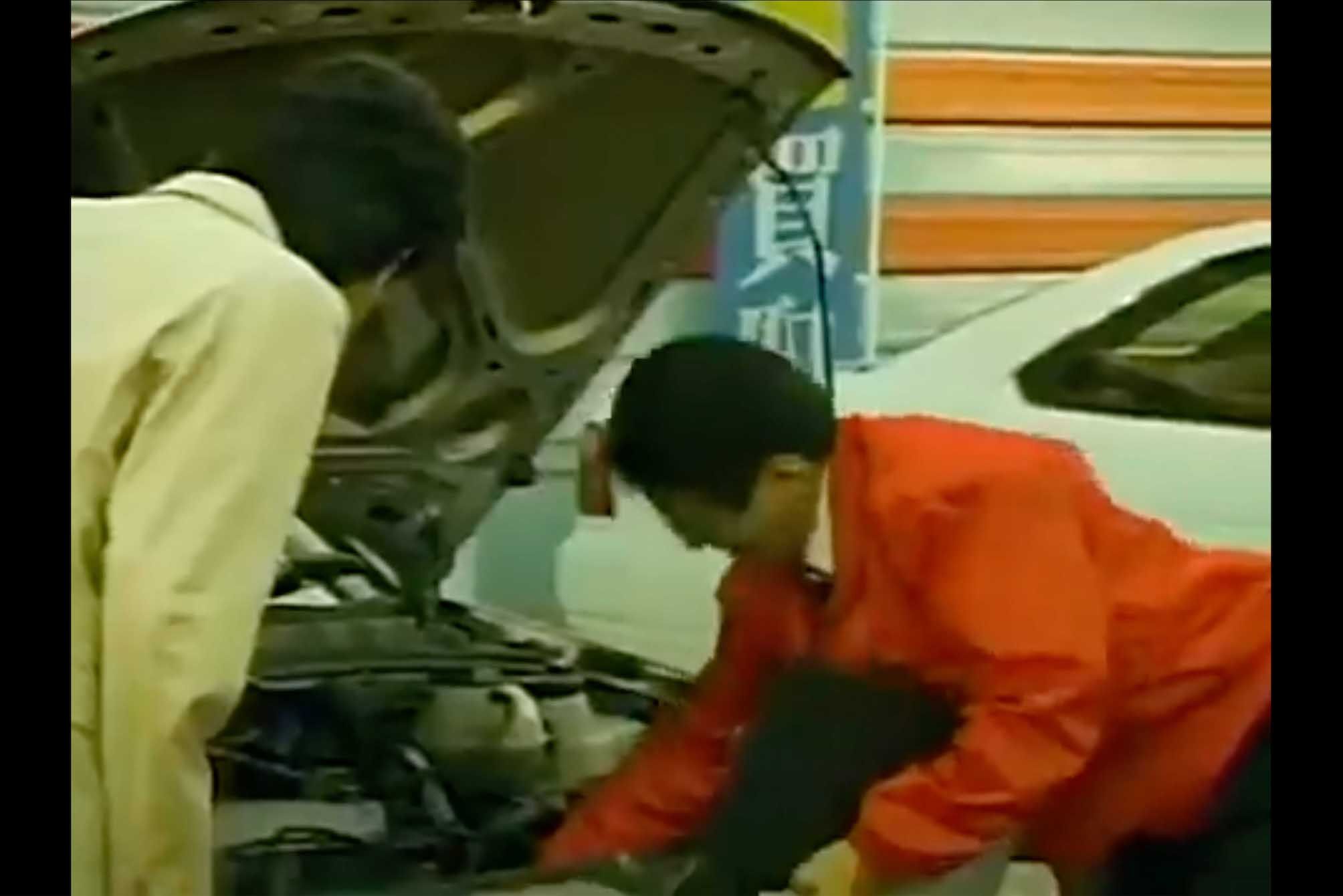 過去に放送されていたビッグモーターのCM。従業員が顧客の車の部品を手でもぎ取ると、その部分から激しい煙が（ツイッターより）