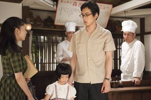 常子（高畑充希）と星野（坂口健太郎）は意外な出会いから昔の恋心に火がつく(C)NHK