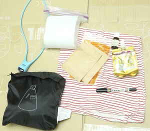 わが家のためのオリジナル持ち出し品をそろえよう。宮丸さんが特におすすめする、便利で使い道が多いグッズは（左上から時計回り）①首かけライト②トイレットペーパー③ドリップバッグのコーヒー④アロマオイル⑤ゼリー飲料⑥油性ペン⑦風呂敷⑧ポンチョ。ほかにも家庭にどんな人がいるかによって、記事のリストを参考に備蓄をそろえよう