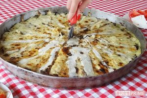 コソボで誇らしげに大きなフリアを焼いてくれた