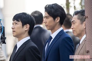 『半沢直樹』撮影現場（左から）堺雅人、賀来賢人、池田成志