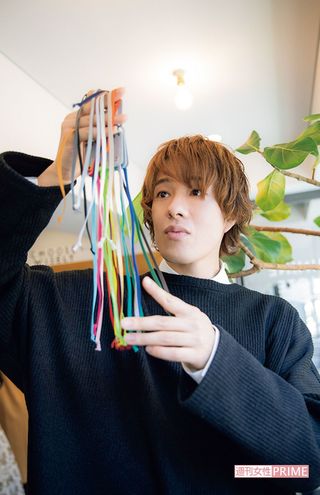 オプションのゴムバンドを選び。ん〜めっちゃ悩む!（笑）　撮影／矢島泰輔