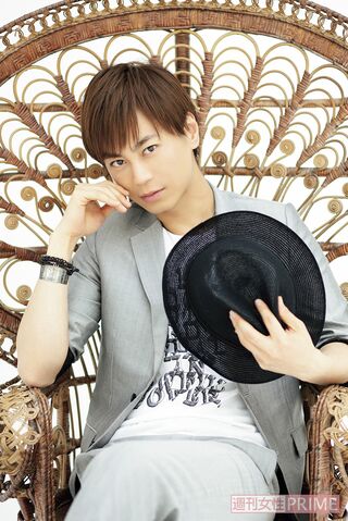 '12年3月。『櫻』をリリース。「最近、表現者として楽器に触れることは大切だと思い、ギターを買って練習しています。また、デザインや書道や陶芸にも興味を持ち、何が自分に合うのか模索中です」　撮影／廣瀬靖士、本誌写真班