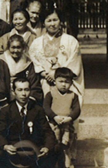 写真中央下が3歳ごろの木村さん、後ろは母