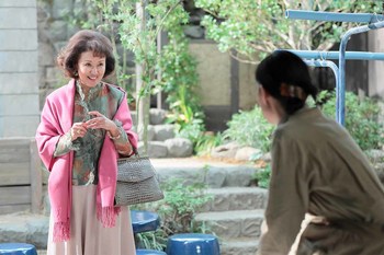 アンリ（左）は喜美子をあれこれと詮索をする （c）NHK