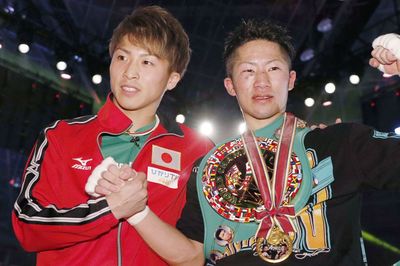 2018年、WCBバンタム級暫定王座決定戦に判定勝ちし、兄尚弥（左）と手を取り合う井上拓真（共同通信）