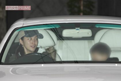 長男を助手席に乗せてハンドルを握る広末涼子（2009年）