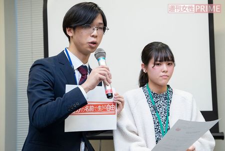 右から小池真実さん、小泉知碩さん。子どもの立場から選択的夫婦別姓の実現を求める