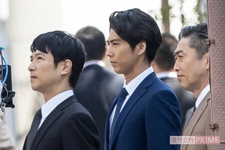 『半沢直樹』撮影現場（左から）堺雅人、賀来賢人、池田成志