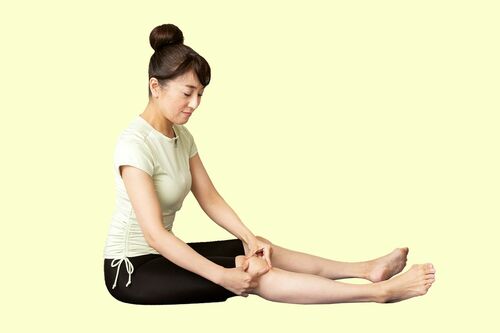 ひざのお皿浮かし　モデル／下山直美