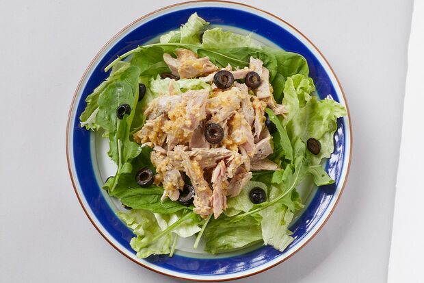 自家製ツナサラダ「カツオのうまみがぎゅっと詰まったひと皿」　写真／横田裕美子（STUDIO BANBAN）