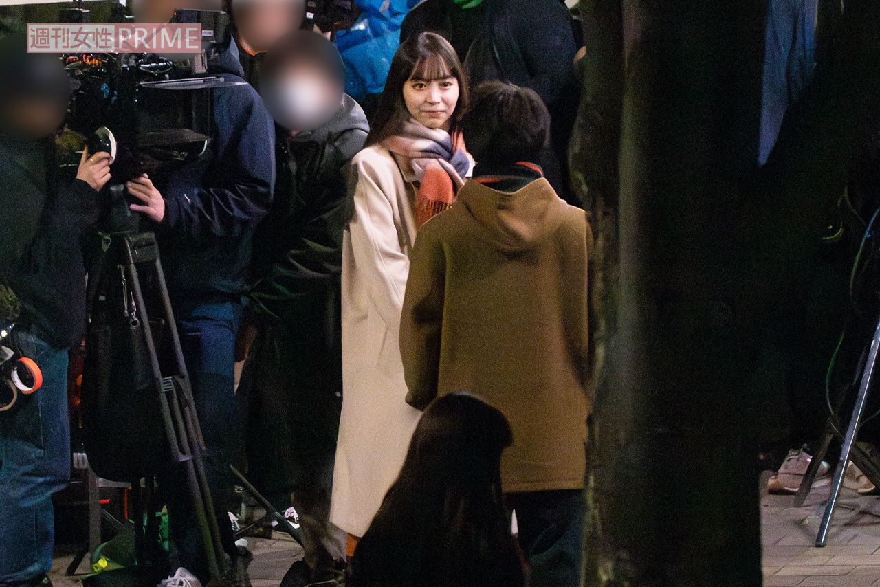 2024年4月上旬、NHKドラマ『Shrink』撮影中の中村倫也と井桁弘恵