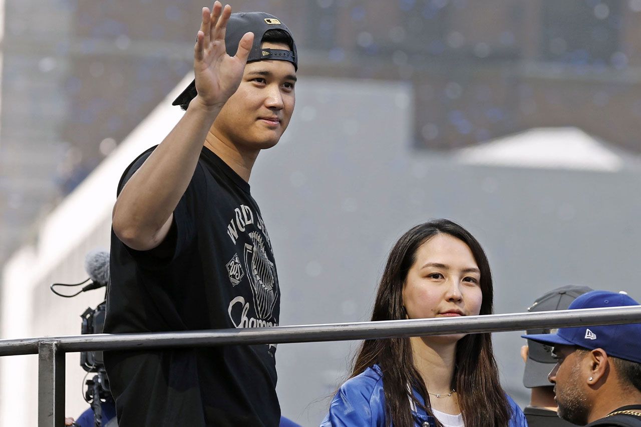2025年11月3日に行われたドジャース優勝パレードでの大谷翔平と真美子さん／共同通信