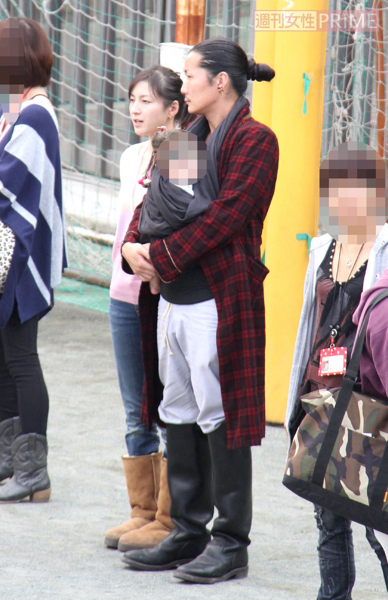 広末涼子と次男を抱いた夫のキャンドル・ジュン氏（2011年）