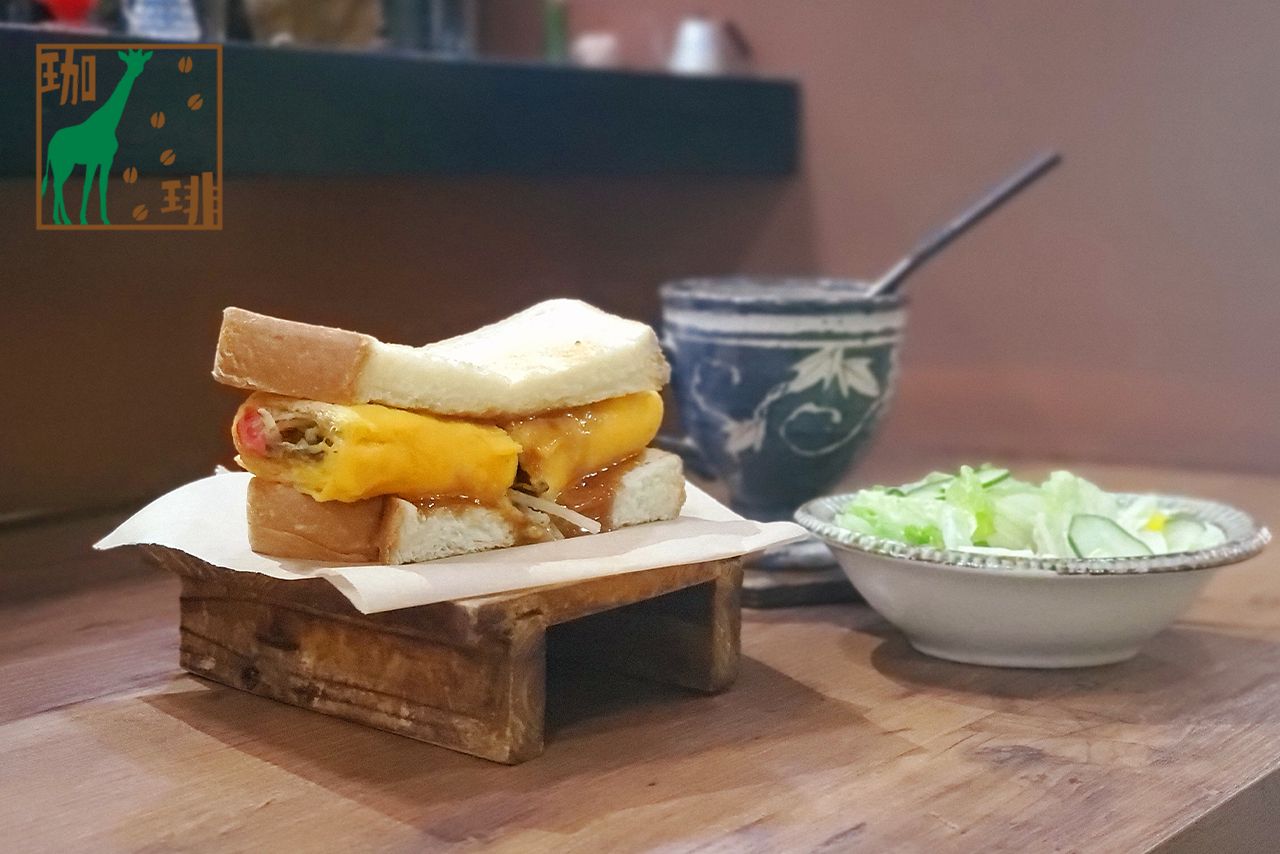 きりん珈琲　人気No.1のセット。サンドイッチに、サラダ、コーヒー付き。250円追加でそのほかのドリンクにも変更可能。「厚焼きたまごサンドセット」750円